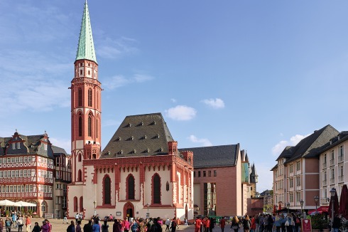 Blick vom Römerberg zum Main. Vorne: die Alte Nikolaikirche<br />