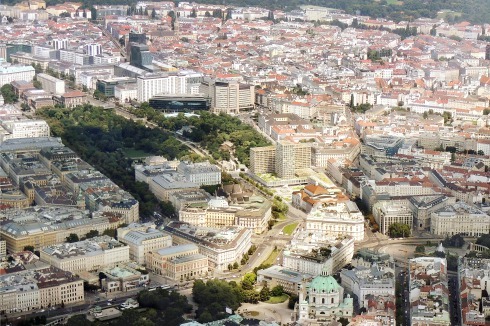 Blick auf den südöstlichen Abschnitt der Wiener Ringstraße mit dem Heumarkt-Areal samt geplanter Neubebauung<br />