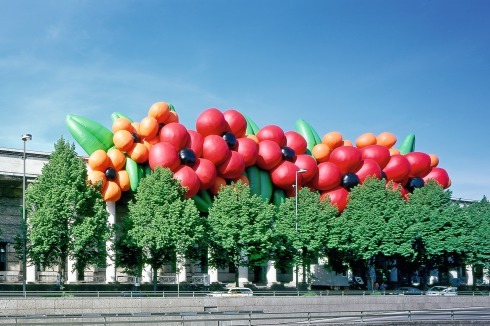 Kein aktueller Jubiläumsschmuck, sondern: „Flowers Inflatable“ von Paul McCarthy, 2005.  <br />