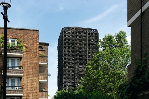 Blick von der Bramley Road auf den ausgebrannten Grenfell Tower <br />
