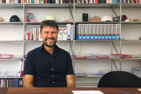 Reinhard Eberl-Pacan studierte Germanistik und Publizistik, später Architektur. Heute ist er Experte im Brandschutz mit dem Schwerpunkt Holzbau und leitender Redakteur von Bauten+, www.brandwende.com<br />