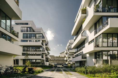 Von den 8000 Quadratmetern des Grundstücks blieben 5000 unbebaut. Eine solch geringe Grundstücks­ausnutzung (BGF: 2,2) wäre heute, mit kräftig gestie­genen Bodenpreisen, nicht mehr zu verwirklichen.<br />