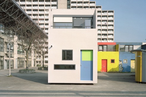 2009 hat Werner Wirsing zusammen mit bogevischs buero das in die Jahre gekommene ehemalige Frauendorf auf dem Münchner Olympiagelände noch einmal gebaut. Das Foto aus dem Jahr 2007 zeigt ein Musterhaus der neuen, kleineren Wohnwürfel neben den Altbauten.<br />