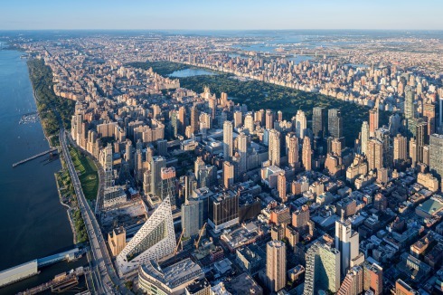 Unter den 737 New Yorker Turmbauten über 100 Meter ist das Wohnhochhaus „VIA 57 West“ ein Ausreißer in Pyramidenform. Bjarke Ingels entwarf dazu 250 verschiedene Grundrisse.<br />