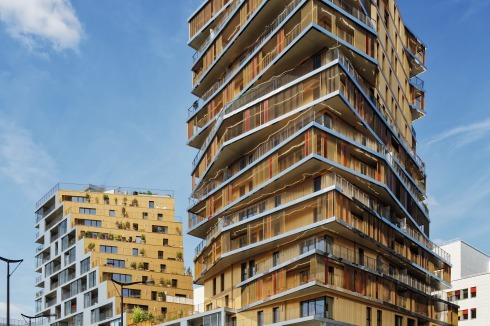 Im 50 Meter hohen Turm liegen die Sozialwoh­nungen, gegenüber, mit eigenem Eingang, liegen im 37 Meter hohen Turm die Eigentumswohnungen.<span class="OffWhite"></span><br />