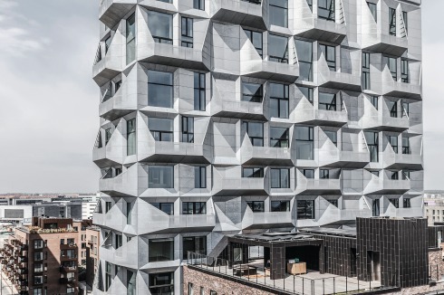 Die auskragenden Elemente aus galvanisiertem Stahl dienen als Balkone.<br />