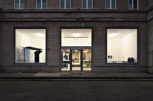 <span class="Bold">Anupama Kundoos Beitrag zur letzten Biennale in Venedig </span>bildet als großes Foto den Mittelpunkt der Ausstellung. Links im Raum, zum Anfassen: das Ferrozement-WC<br /><br />