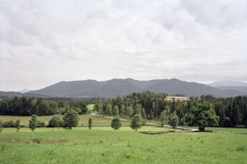 Die Hofstelle liegt auf einer Geländekuppe im oberbayerischen Voralpenland und ist von Weitem zu sehen. Das Lange Haus dient als Veranstaltungs- und Gästehaus sowie als Landwirtschaftlicher Betrieb.<br />