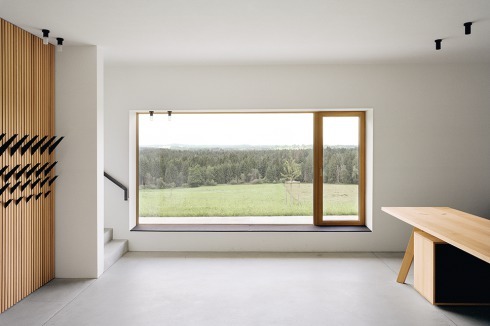 Vorbereich zum Semi­nartrakt im Erdgeschoss, der in das bestehende Gebäude eingebaut wurde.<span class="OffWhite"></span><br />