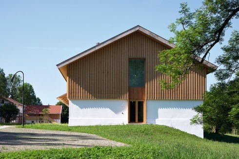 Nördliche Stirnseite des Langen Hauses mit Nebeneingang.<br />