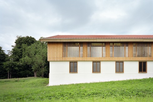 Der Gebäudeteil für die Veranstaltungen der Stiftung wurde als Holzkonstruktion aufgesetzt und mit Deckleisten verkleidet. Unten die Fenster der Gästezimmer. <span class="OffWhite"></span><br />