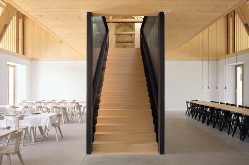 ... mit zentraler Treppe.<br />