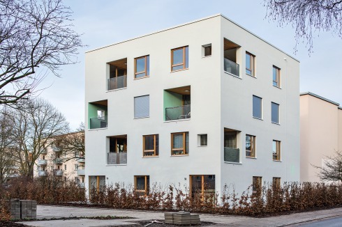 Der "Bremer Punkt" ist als modulares Baukastensystem konzipiert und besteht aus überwiegend vorge­fertigten Bauteilen. Ein Erschließungskern aus Stahlbeton steift das Gebäude aus.<br />
