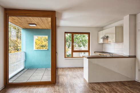 Wohnung in einem Prototyp mit offenem Wohn-Essbereich und Loggia.<br />
