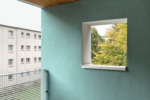 Loggia im 3. Obergeschoss. Holzdecken und Fenster machen den konstruktiven Holzbau nach außen sichtbar.<br />