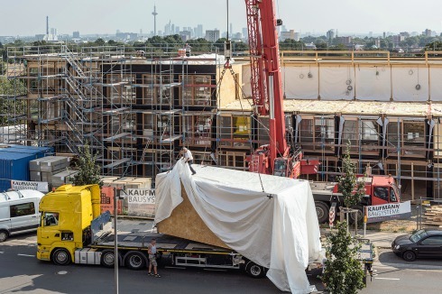 ... in einer Werkhalle der österreichischen Holzbaufirma Kaufmann Bausysteme vorfabriziert und auf Tiefladern nach Frankfurt gebracht.<br />
