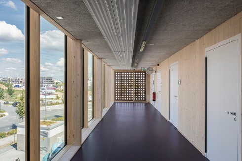 Die Architekten NKBAK wurden inzwischen mit einer Erweiterung der Schule beauftragt, die rechtwinklig an der Westseite anschließen soll. Bereits 2015 hatte das Büro eine Holzmodulschule in Frankfurt fertiggestellt, die <a href="http://bauwelt.de/themen/bauten/Europaeische-Schule-Frankfurt-NKBAK-Modulbau-2345573.html" target="_blank" >Europäische Schule in der Nordweststadt</a>.<br />
