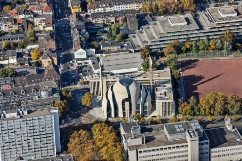 Zwischen Tankstelle und Sportplatz: Der Kuppelbau in Köln-Ehrenfeld wird von einer Mantelbebauung mit Mischnutzung gerahmt.<span class="OffWhite"></span><br />