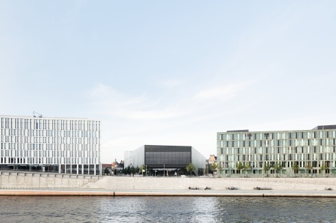 Blick von Süden über die Spree mit Neubau und Vorplatz. Links das Bürogebäude HumboldtHafen1 von KSP Jürgen Engel.<br />