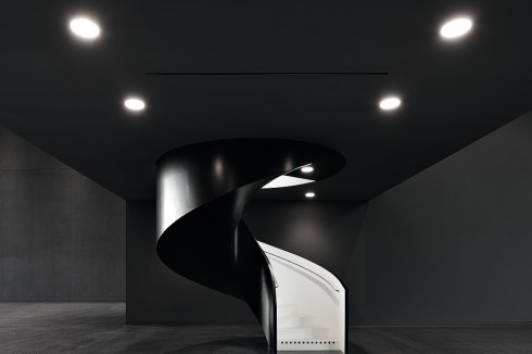 Die Wendeltreppe führt zu einer der gläsernen Brücken.<br />