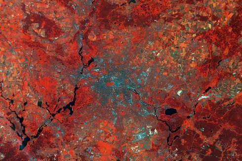 Berlin am 9. Juli 2015 auf ei­­nem Falschfarbenbild, das im Rahmen des Sentinel-2A-Programms der <br />ESA aufgenommen wurde<br />