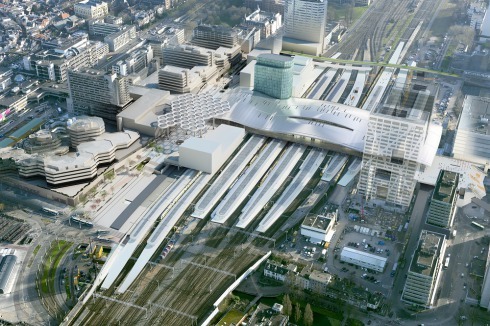 Visualisierung des Hauptbahnhofs mit dem bis Ende 2018 vollständig fertiggestellten Parkhaus. Oberhalb der Anlage soll ein auf hohen Stützen ruhendes Dach entstehen, das den Bahnhof mit einem Einkaufzentrum verbindet.<br />