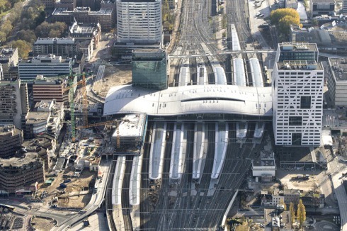 Blick nach Süden auf den neuen Bahnhof Utrecht Centraal von Benthem Crouwel Architects. Links im Bild: das im Bau befindliche Parkhaus von Ector Hoogstad Architecten.<br />
