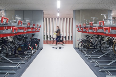 Blick in einen Gang mit Stellanlagen. Das Parken ist die ersten 24 Stunden kostenlos, jeder weitere Tag kostet 1,25 Euro pro Rad.<br />