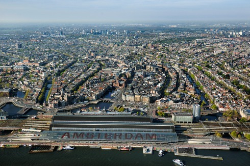 Blick nach Süden auf den Hauptbahnhof, dahinter die Amsterdamer Innenstadt<br />