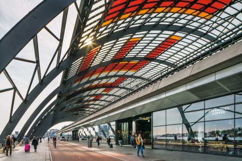 Unter dem 365 Meter langen Glasdach der Bahnhofserweiterung: oben Busterminal, ebenerdig der Radweg, links der Zugang zur Fähre.<br />