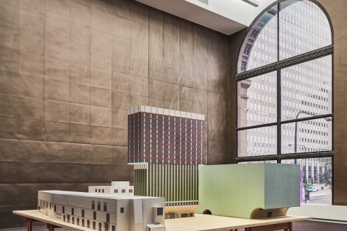 Draußen Stahl und Glas, drinnen Pappe und Papier: die Modelle von Caruso St.John vor einer Tapete von Thomas Demand. Architektur als Vexierspiel ohne Kontext.<br />