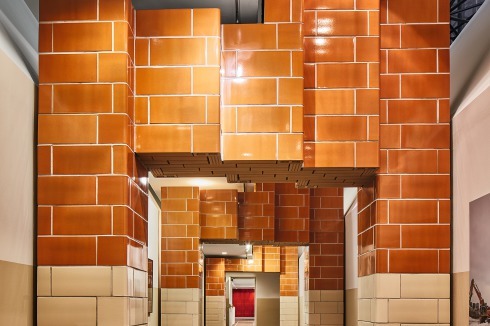 Waghalsige Pfeiler in U-Bahn-Farben: Die Installation „Five Rooms“ von Paul Andersen und Paul Preißner macht aus dem dunklen Flur des Chicago Cultural Center eine Galerie.<br />
