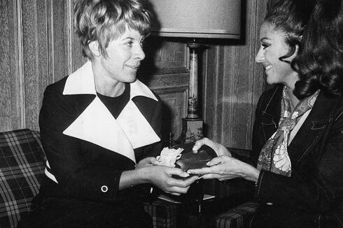 Sigrid Kressmann-Zschach (links) wird von der Schauspielerin Catarina Valente mit einem „Goldenen Kleeblatt“ für den Bau des Kudamm-Karrees ausgezeichnet, 1969<br />