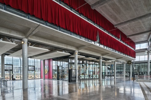 Die zwei in die Bahnhofshalle hineinragenden Parkterrassen wurden verglast und erhielten rote Vorhänge.<br />