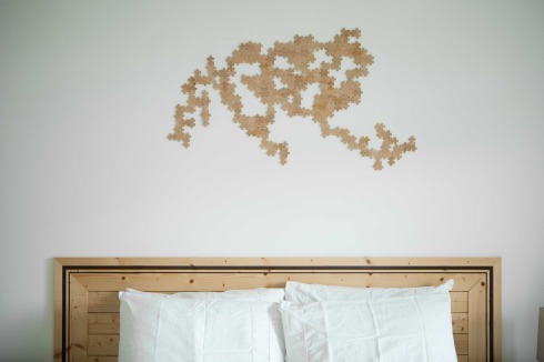 Wandbild über Doppelbett. "Unbordered, 2017. Oak table legs" von Jeremy Boyle<br />