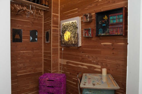 "School Night (Room 208), 2017" und "The Power of Pink (Room 208), 2017" von Marvin Tate<br />