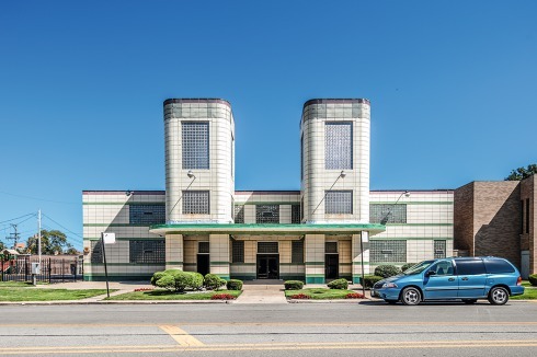 First Church of Deliverance, 4315 S. Wabash, ehemalige Hutfabrik, 1939 von Walter T. Bailey umgebaut und 1946 mit Türmen ergänzt <br />