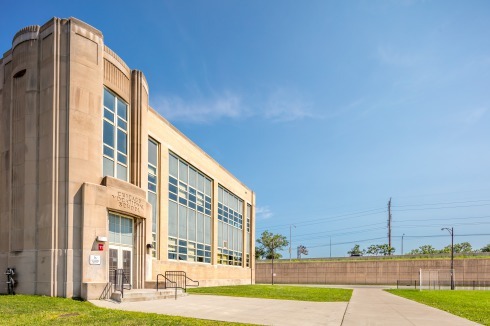 Chicago Vocational High School, 2100 E. 87th, erbaut von John C. Christensen, 1938–41<br />