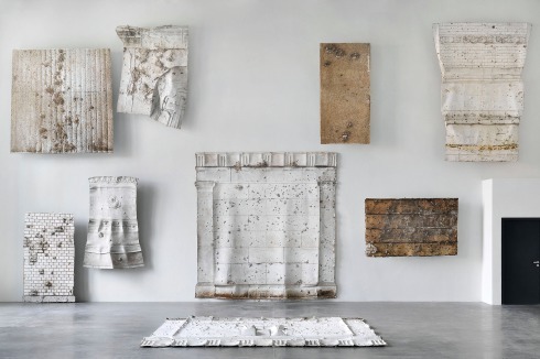 Asta Gröting, Berlin Fassaden, 2016, Installa­tionsansicht im Maschinenhaus des Kindl – Zentrum <br />für zeitgenössische Kunst in Berlin<br />
