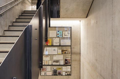 Das Treppenhaus ist gleichzeitig Ausstellungsraum: hier wird eine Sammlung von Arbeiten ehemaliger Studenten gezeigt.<br />