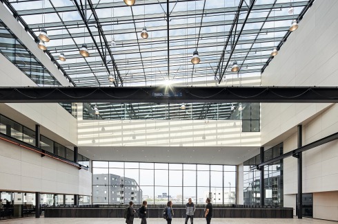 Befindet man sich auf der oberen Ebene der Halle hat man Blickbeziehungen zu allen Bereichen der Fakultät.<br />