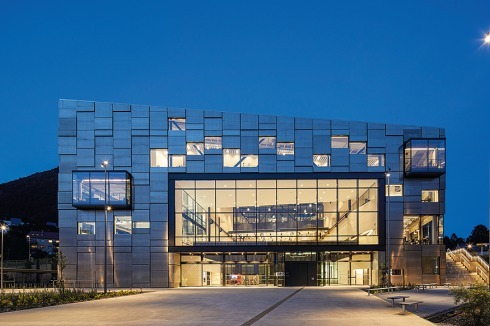 Je nach Lichtverhältnissen verändert sich die Farbe der Fassade.<br />