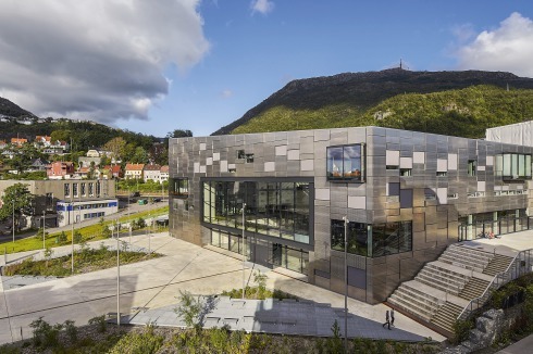 Die große Freitreppe führt zur Bibliothek und zum Café im 1. Obergeschoss.<br />