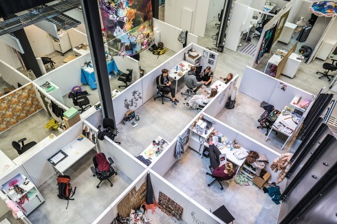 Auch die Arbeitsräume im Erdgeschoss sind über Glasscheiben im Boden visuell verbunden.<br />