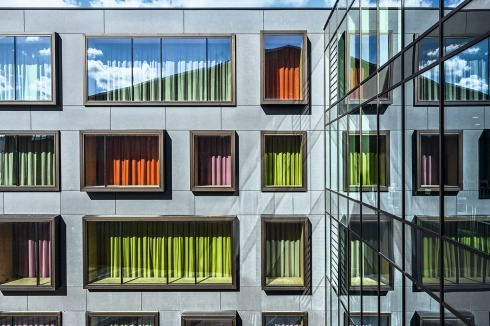 Die Fensterkästen mit tiefen Laibungen aus Holz sind begehrte Sitzbereiche für die Studierenden.<br />