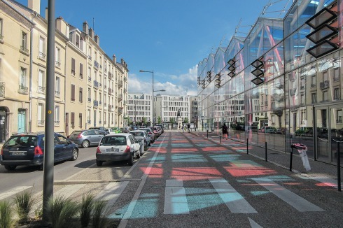 Die 300 m lange gläserne Passage von Nicolas Mi­chelin entlang der Straße.<br />