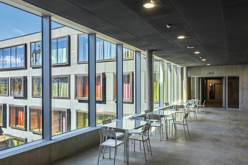 Blick vom Verbingungsgang oberhalb der Eingangshalle in den Innenhof mit der Fassade des Vauban-Gebäudes. Die Hochschule ist für 320 Studierende ausgelegt.<br />