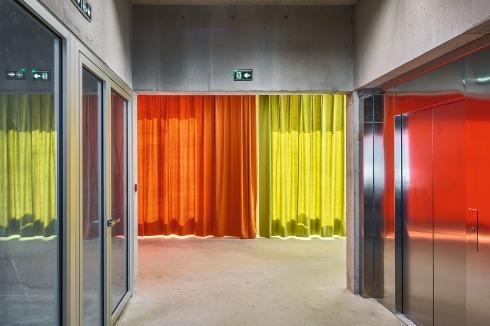 Die schweren Filzvorhänge sind der Beitrag der Architek­ten zum Thema Farbe und dienen auch der Akustik.<br />