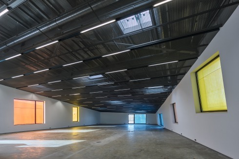 Der große Oberlichtsaal und dem geneigen Dach des Signalgebäudes. Der Raum wird flexibel als Atelier genutzt.<br />