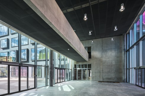 Eingangshalle mit Brücke im 1. Obergeschoss.<br />